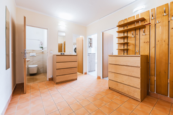 Hala s přístupem do všech místností - Prodej bytu 4+kk v osobním vlastnictví 86 m², Praha 5 - Stodůlky