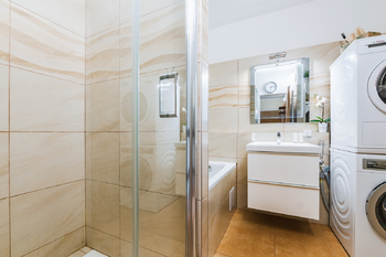 Koupelna s vanou i sprch. koutem - Prodej bytu 4+kk v osobním vlastnictví 86 m², Praha 5 - Stodůlky