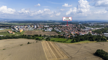 Pohled na dům od letiště - Prodej nájemního domu 405 m², Roudnice nad Labem