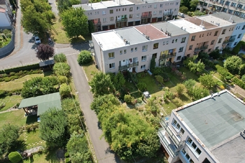 pohled do zahrady - Prodej domu 152 m², Hradec Králové