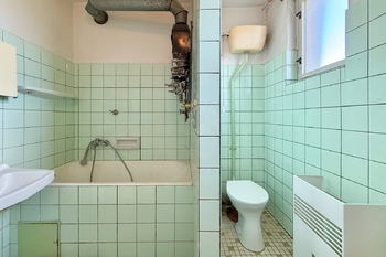 koupelna s toaletou - Prodej domu 152 m², Hradec Králové