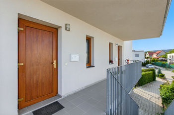 vstupní veranda - Prodej bytu 3+kk v osobním vlastnictví 78 m², Mníšek pod Brdy