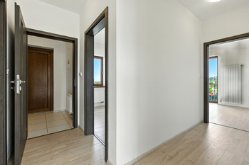chodba - Prodej bytu 3+kk v osobním vlastnictví 78 m², Mníšek pod Brdy