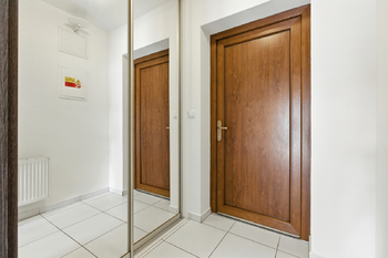 předsíň s vestavěnou skříní - Prodej bytu 3+kk v osobním vlastnictví 78 m², Mníšek pod Brdy