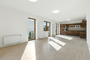 obývací pokoj s kuchyňskou linkou - Prodej bytu 3+kk v osobním vlastnictví 78 m², Mníšek pod Brdy