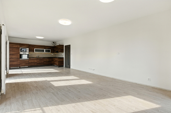 obývací pokoj s kuchyňskou linkou - Prodej bytu 3+kk v osobním vlastnictví 78 m², Mníšek pod Brdy