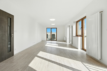 obývací pokoj se vstupem na zahradu - Prodej bytu 3+kk v osobním vlastnictví 78 m², Mníšek pod Brdy