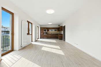 obývací pokoj s kuchyňskou linkou - Prodej bytu 3+kk v osobním vlastnictví 78 m², Mníšek pod Brdy