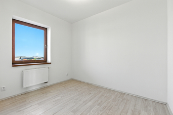 pokoj - Prodej bytu 3+kk v osobním vlastnictví 78 m², Mníšek pod Brdy