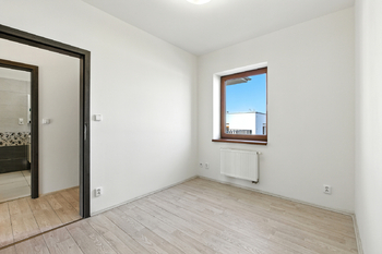 pokoj - Prodej bytu 3+kk v osobním vlastnictví 78 m², Mníšek pod Brdy