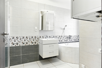 koupelna - Prodej bytu 3+kk v osobním vlastnictví 78 m², Mníšek pod Brdy