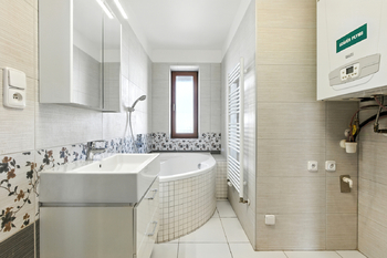 koupelna - Prodej bytu 3+kk v osobním vlastnictví 78 m², Mníšek pod Brdy