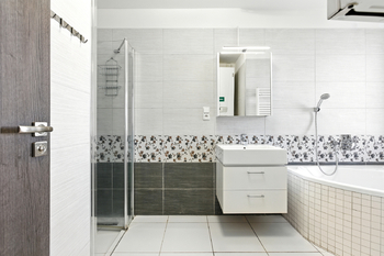 koupelna - Prodej bytu 3+kk v osobním vlastnictví 78 m², Mníšek pod Brdy