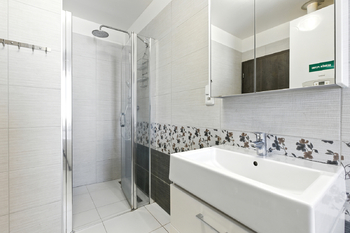 koupelna - Prodej bytu 3+kk v osobním vlastnictví 78 m², Mníšek pod Brdy