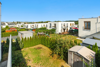 pohled na zahradu - Prodej bytu 3+kk v osobním vlastnictví 78 m², Mníšek pod Brdy