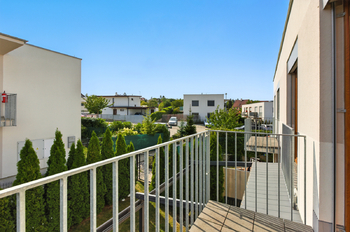 pohled z balkonu - Prodej bytu 3+kk v osobním vlastnictví 78 m², Mníšek pod Brdy
