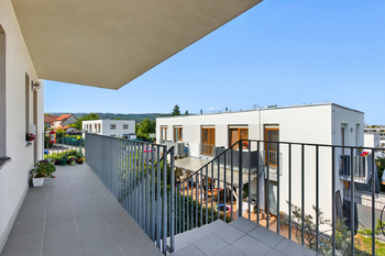 vstupní venkovní veranda - Prodej bytu 3+kk v osobním vlastnictví 78 m², Mníšek pod Brdy