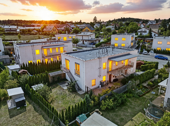 při západu slunce - Prodej bytu 3+kk v osobním vlastnictví 78 m², Mníšek pod Brdy