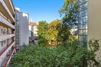 výhled z ložnice - Pronájem bytu 2+kk v osobním vlastnictví 44 m², Praha 3 - Žižkov