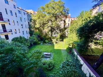 Výhled do vnitrobloku - Pronájem bytu 3+1 v osobním vlastnictví 103 m², Praha 3 - Vinohrady