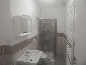 Koupelna, WC - Pronájem bytu 1+kk v osobním vlastnictví 26 m², Rakovník