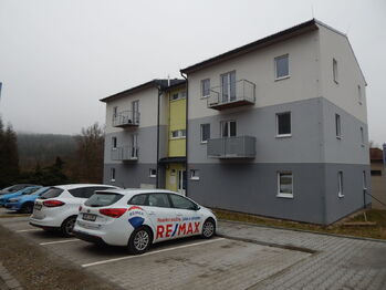 Pohled z ulice - Pronájem bytu 1+kk v osobním vlastnictví 26 m², Rakovník