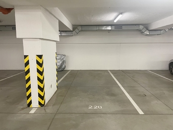 Pronájem garážového stání 16 m², Brno