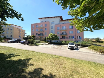 Venkovní pohled na dům s parkovacím místem - Pronájem bytu 2+kk v osobním vlastnictví 60 m², Praha 6 - Suchdol