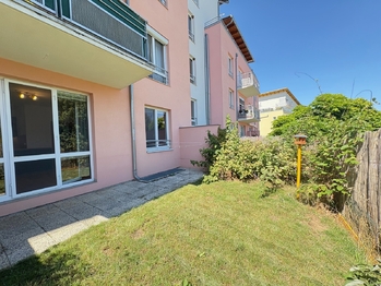 Předzahrádka s terasou - Pronájem bytu 2+kk v osobním vlastnictví 60 m², Praha 6 - Suchdol