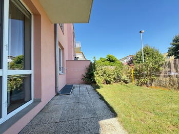 Předzahrádka s terasou - Pronájem bytu 2+kk v osobním vlastnictví 60 m², Praha 6 - Suchdol
