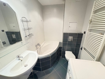 Koupelna - Pronájem bytu 2+kk v osobním vlastnictví 60 m², Praha 6 - Suchdol