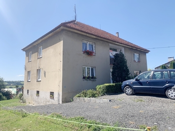 parkování před domem - Prodej bytu 3+kk v osobním vlastnictví 120 m², Mšecké Žehrovice
