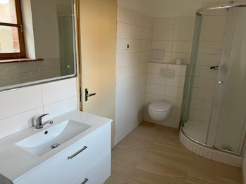 Koupelna - Pronájem bytu 2+kk v osobním vlastnictví 61 m², Praha 4 - Modřany