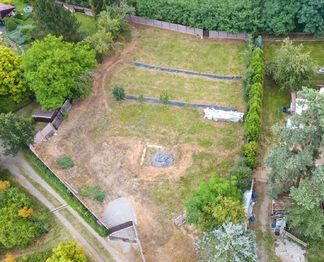 Pohled z dronu od cyklostezky. - Prodej pozemku 1516 m², Rakovník