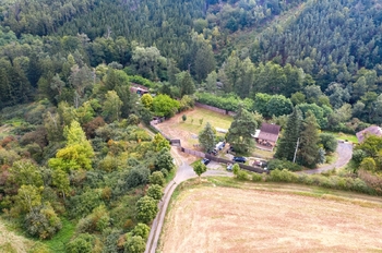 Pohled z dronu od příjezdu. - Prodej pozemku 1516 m², Rakovník