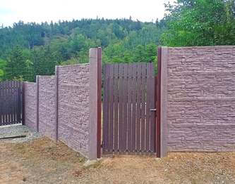 Vstup je zajištěn vrátky i vraty, - Prodej pozemku 1516 m², Rakovník