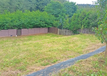 Mírný svah je vyřešen terasami,  - Prodej pozemku 1516 m², Rakovník