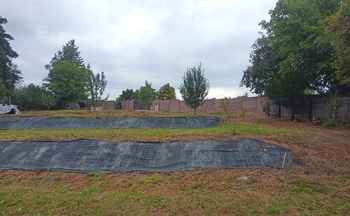 svažití části jsou ošetřené geotextílií. - Prodej pozemku 1516 m², Rakovník