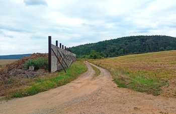 za ním doleva pořád z kopce - Prodej pozemku 1516 m², Rakovník