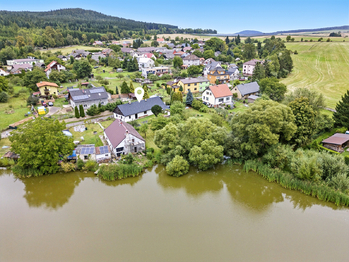 Celkový pohled s rybníkem - Prodej chaty / chalupy 108 m², Strašice