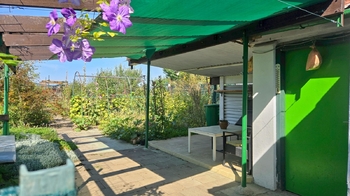 Posezení za domem s výhledem na zahradu - Prodej domu 82 m², Vyškov