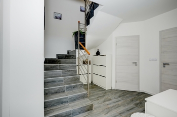 Schodiště do patra - Prodej domu 117 m², Hvozdec