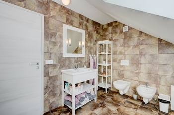 Koupelna s vanou - Prodej domu 117 m², Hvozdec