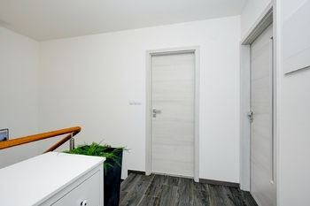 Schodiště do patra - Prodej domu 117 m², Hvozdec