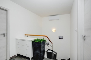 Schodiště - Prodej domu 117 m², Hvozdec