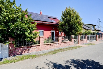 Pohled na dům z ulice - Prodej domu 117 m², Hvozdec 