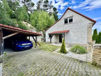 Dvorek s parkováním - Prodej domu 107 m², Hřivice