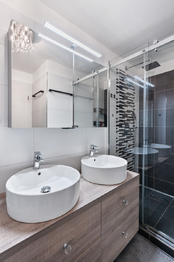 Koupelna - Prodej bytu 3+kk v osobním vlastnictví 82 m², Praha 5 - Sobín