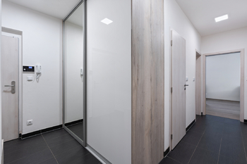 Vestavěná skříň - Prodej bytu 3+kk v osobním vlastnictví 82 m², Praha 5 - Sobín