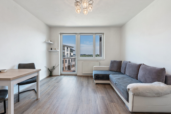 Obývací pokoj - Prodej bytu 3+kk v osobním vlastnictví 82 m², Praha 5 - Sobín